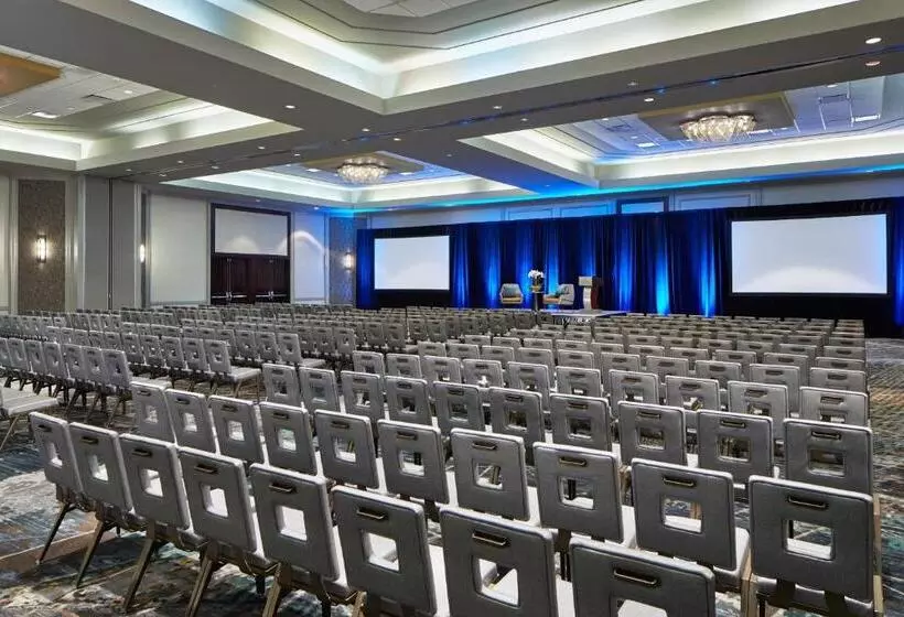 Отель Renaissance Mobile Riverview Plaza