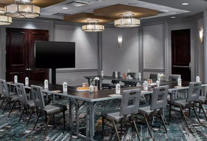 Отель Renaissance Mobile Riverview Plaza