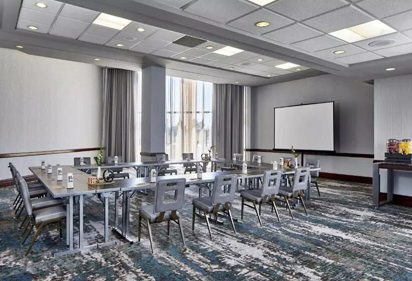 Отель Renaissance Mobile Riverview Plaza