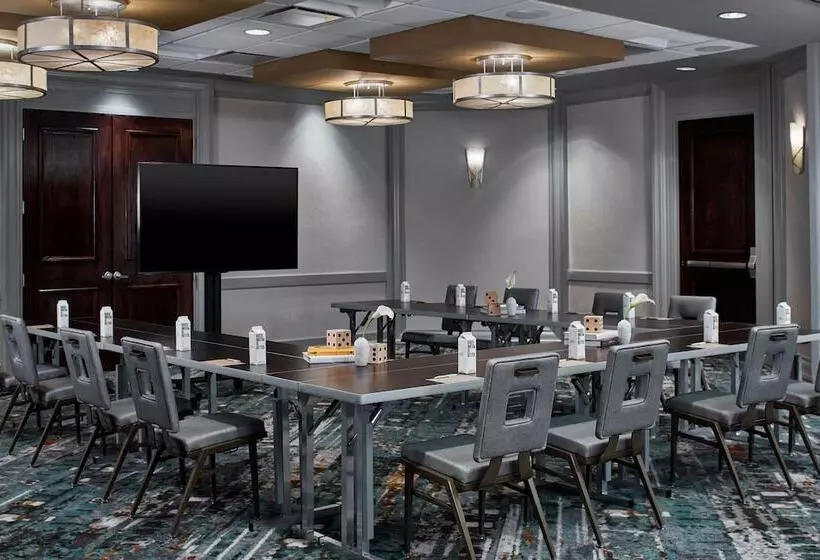 Отель Renaissance Mobile Riverview Plaza