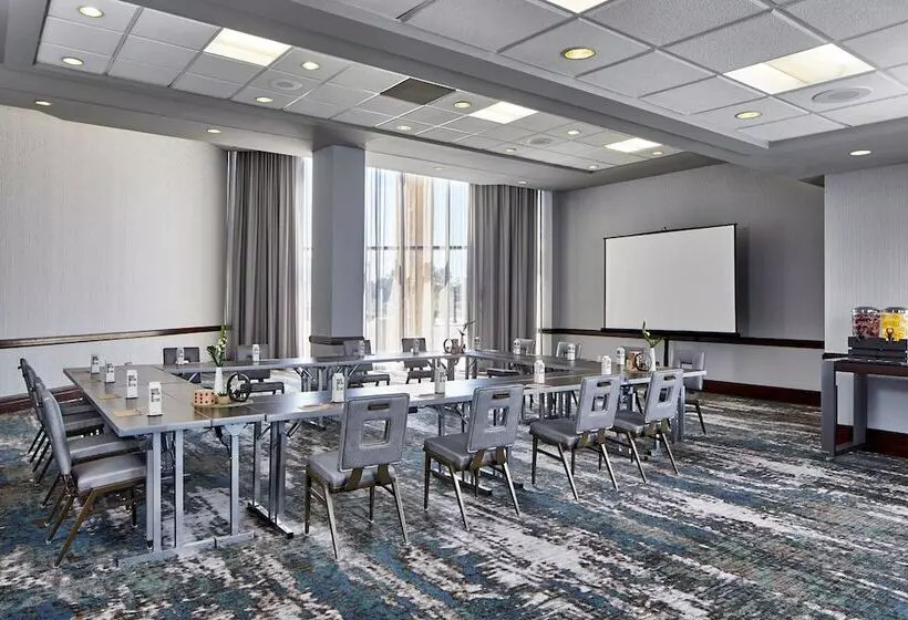 Отель Renaissance Mobile Riverview Plaza