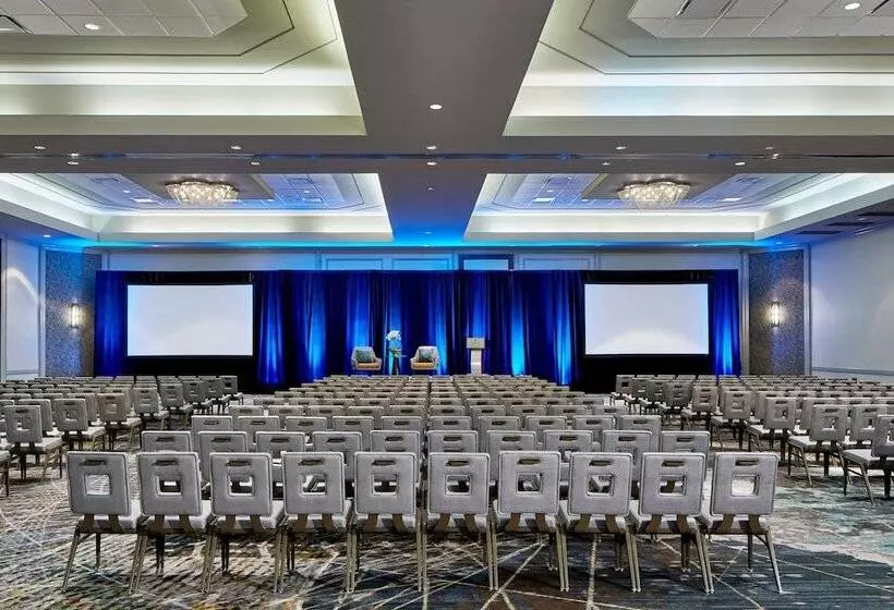 Отель Renaissance Mobile Riverview Plaza