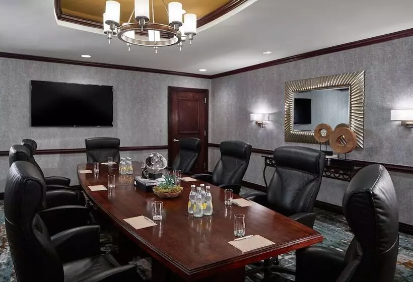 Отель Renaissance Mobile Riverview Plaza