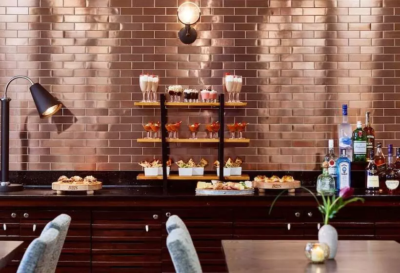 Отель Renaissance Mobile Riverview Plaza