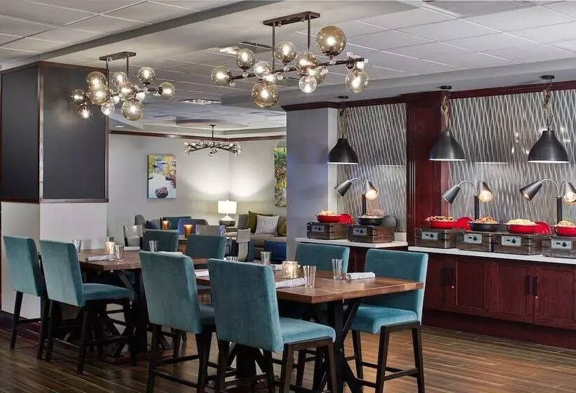 Отель Renaissance Mobile Riverview Plaza