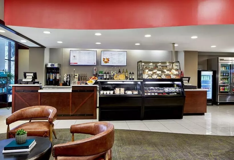 Отель Renaissance Mobile Riverview Plaza