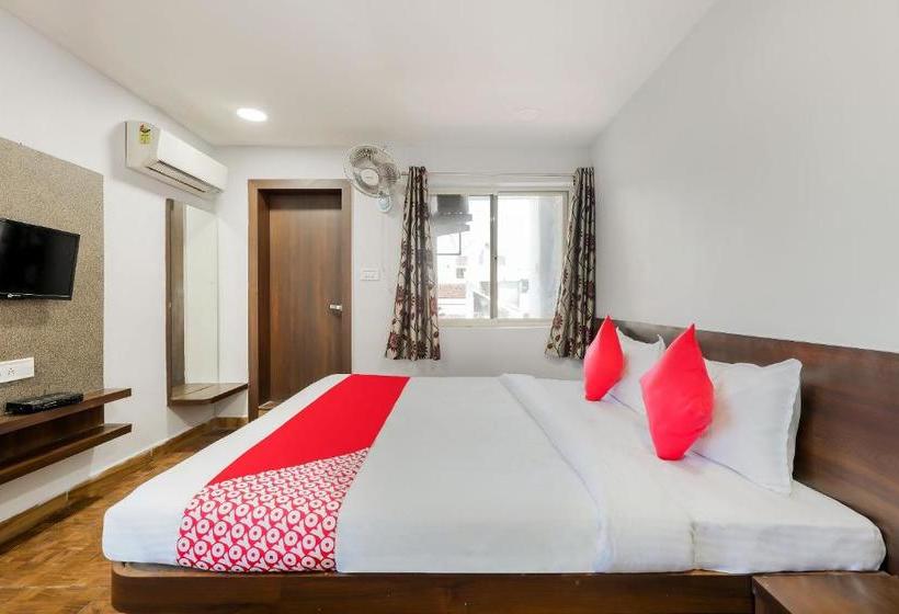 Отель Sajan Palace By Oyo Rooms