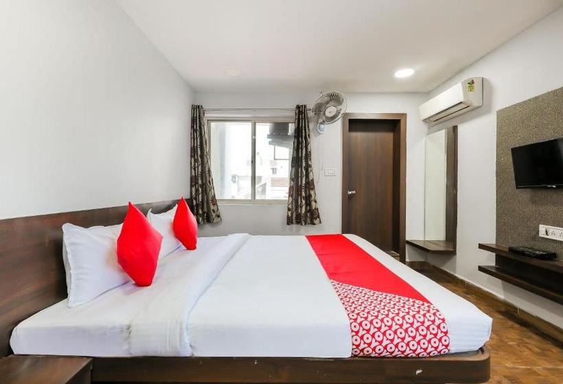 Отель Sajan Palace By Oyo Rooms