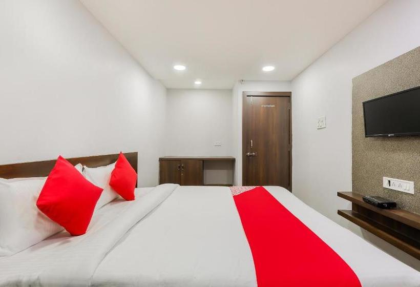 Отель Sajan Palace By Oyo Rooms