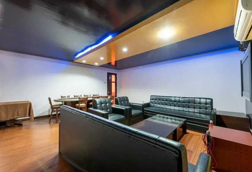 ホテル Capital O 176 Bliss