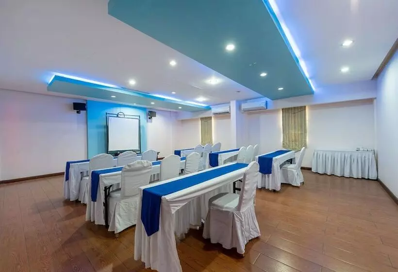 ホテル Capital O 176 Bliss