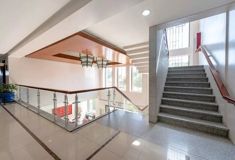 ホテル Capital O 176 Bliss