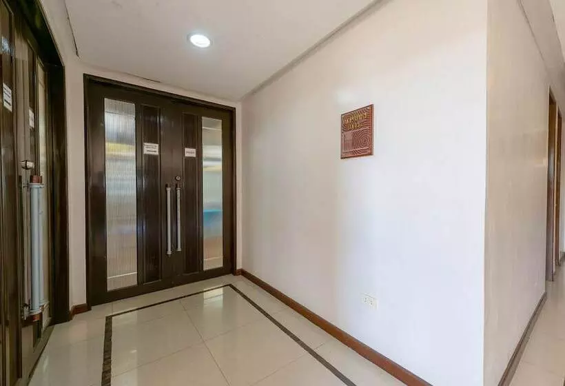 ホテル Capital O 176 Bliss