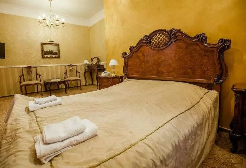 هتل Dombay Palace