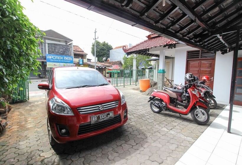 בית מלון כפרי Reddoorz Plus Near Alun Alun Selatan