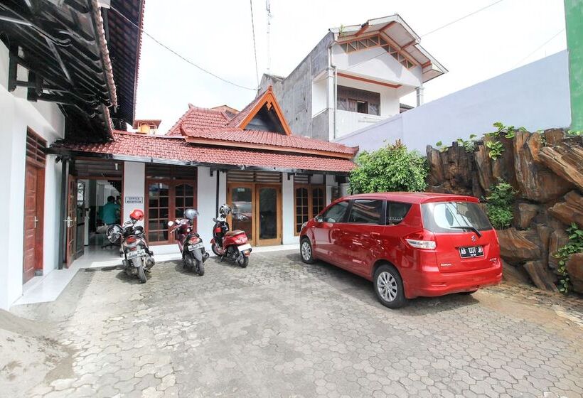 בית מלון כפרי Reddoorz Plus Near Alun Alun Selatan