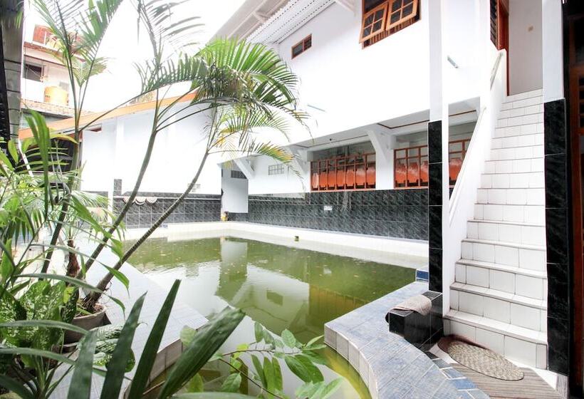 בית מלון כפרי Reddoorz Plus Near Alun Alun Selatan