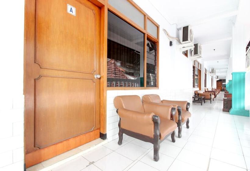 בית מלון כפרי Reddoorz Plus Near Alun Alun Selatan