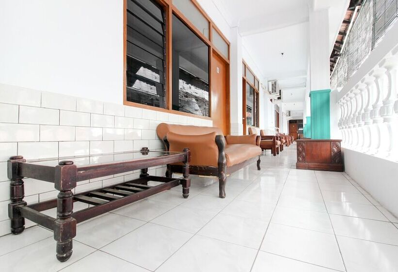 בית מלון כפרי Reddoorz Plus Near Alun Alun Selatan