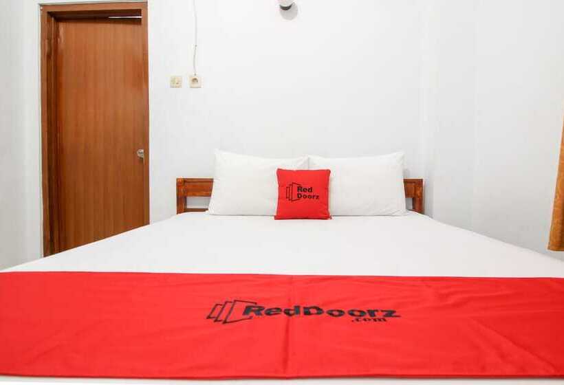בית מלון כפרי Reddoorz Plus Near Alun Alun Selatan