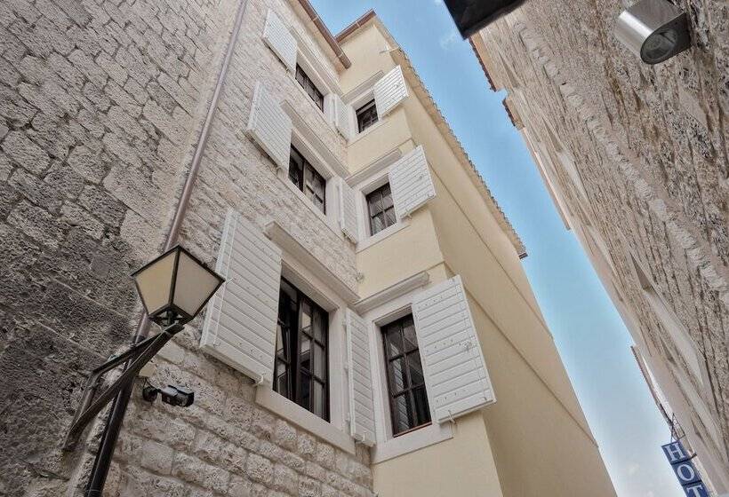 تختخواب و صبحانه Villa Luna Trogir