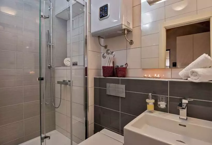 تختخواب و صبحانه Villa Luna Trogir