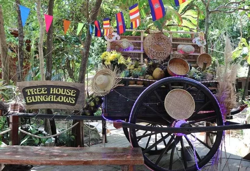 Hotelli Tree House Bungalows