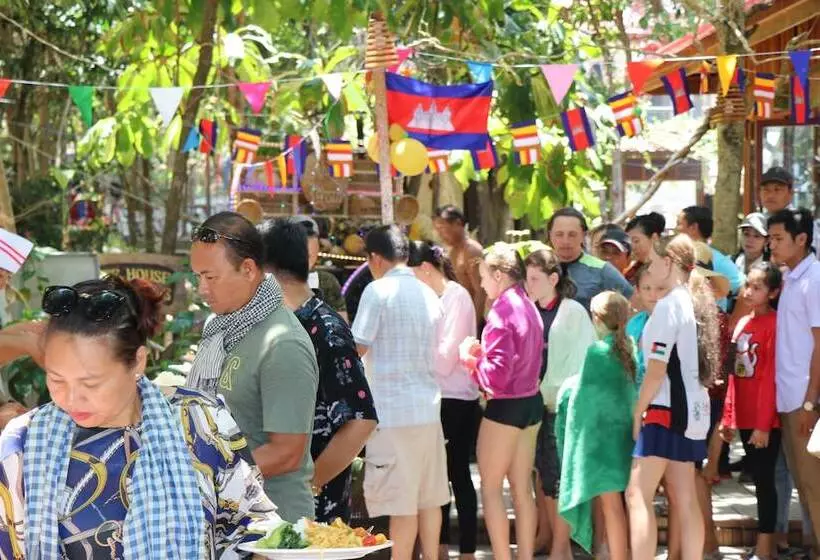 Hotelli Tree House Bungalows