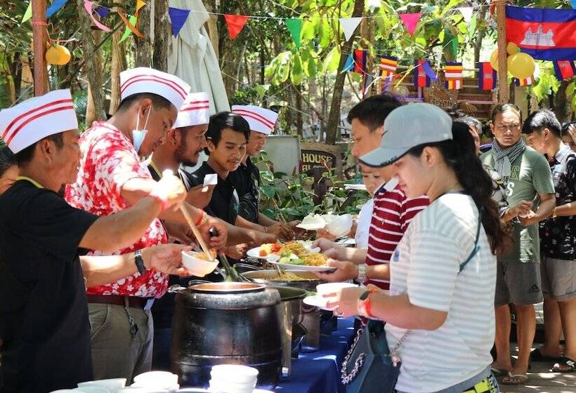 בית מלון כפרי Tree House Bungalows