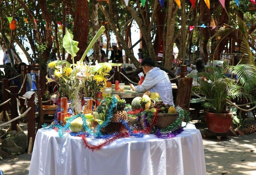 בית מלון כפרי Tree House Bungalows