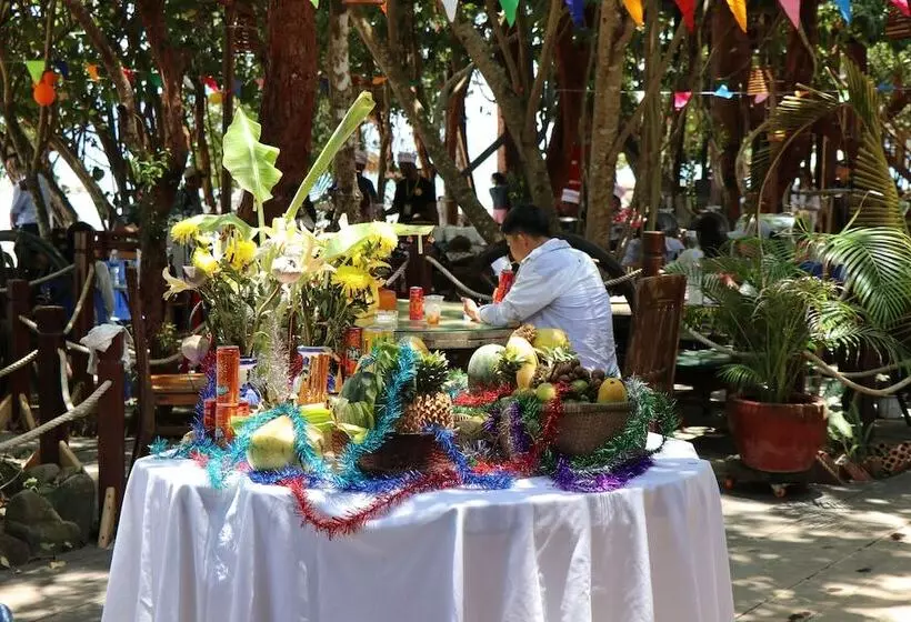 Hotelli Tree House Bungalows