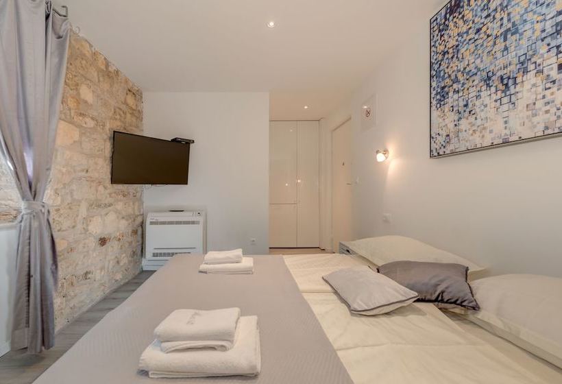 פנסיון Marti Luxury Rooms