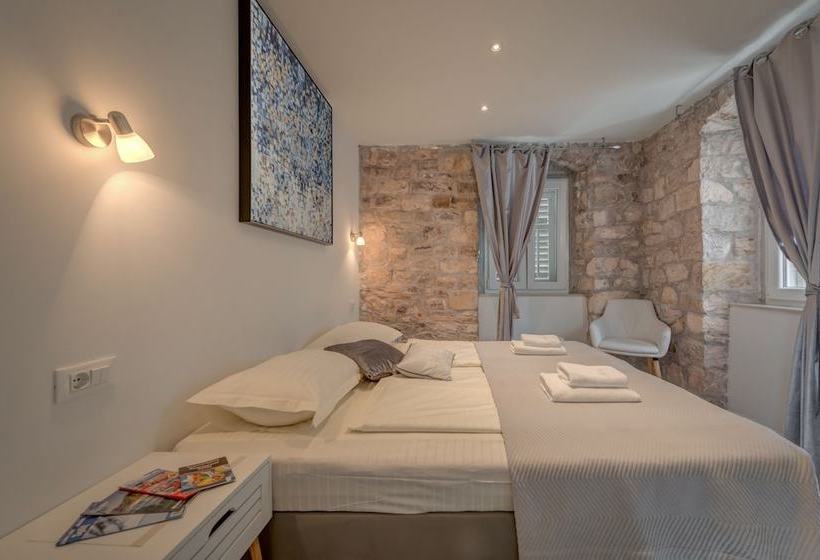 פנסיון Marti Luxury Rooms