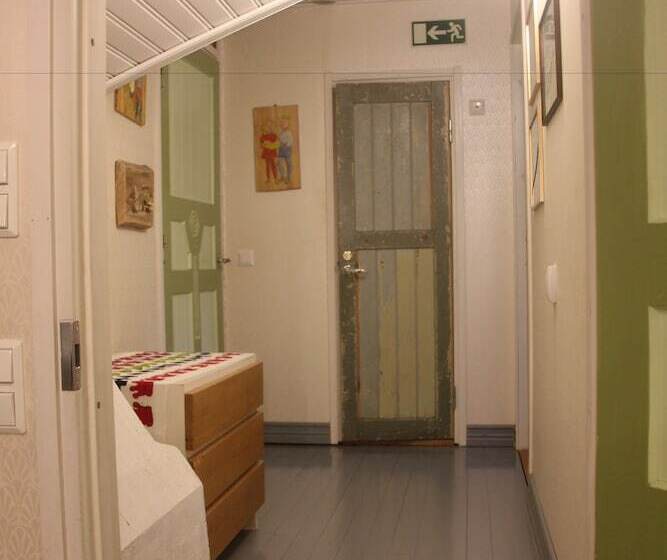 مسافرخانه Majatalo Veikeä Vuohi