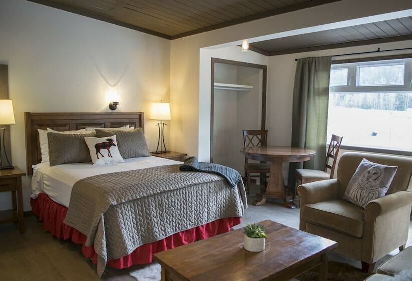 Отель Yamnuska Suites