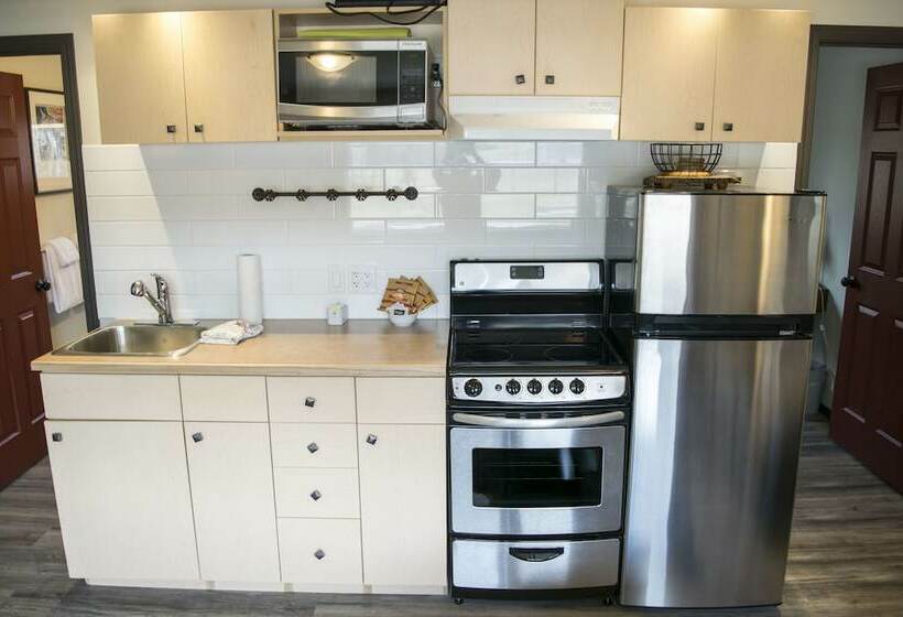 Отель Yamnuska Suites