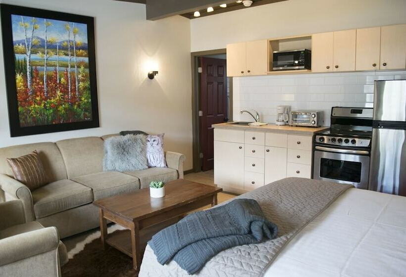 Отель Yamnuska Suites