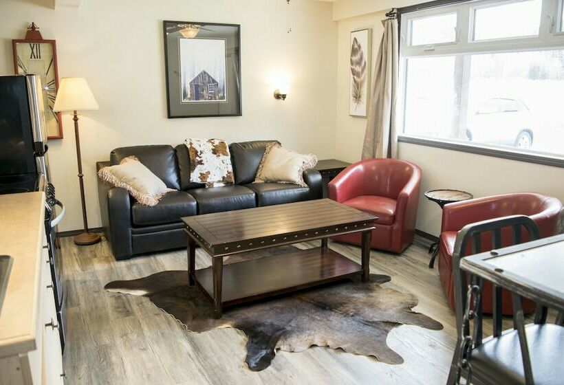 Отель Yamnuska Suites