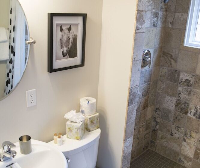 Отель Yamnuska Suites