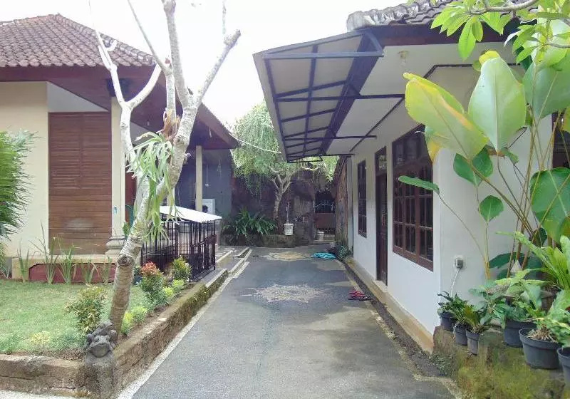ペンション Dipondok Homestay Uluwatu