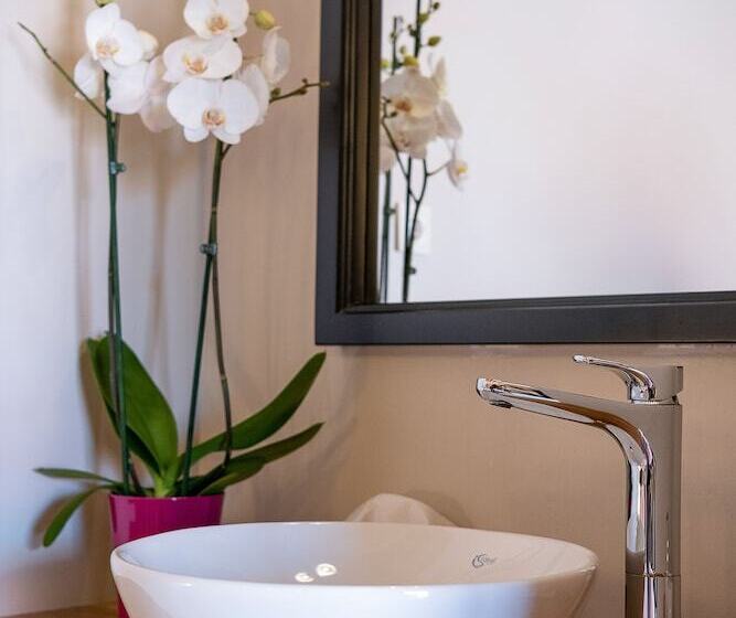 Viaggio Elegant Rooms