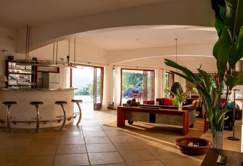 Отель Bougainvillea Retreat