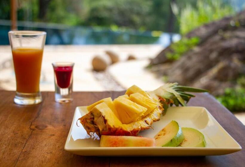 Отель Bougainvillea Retreat