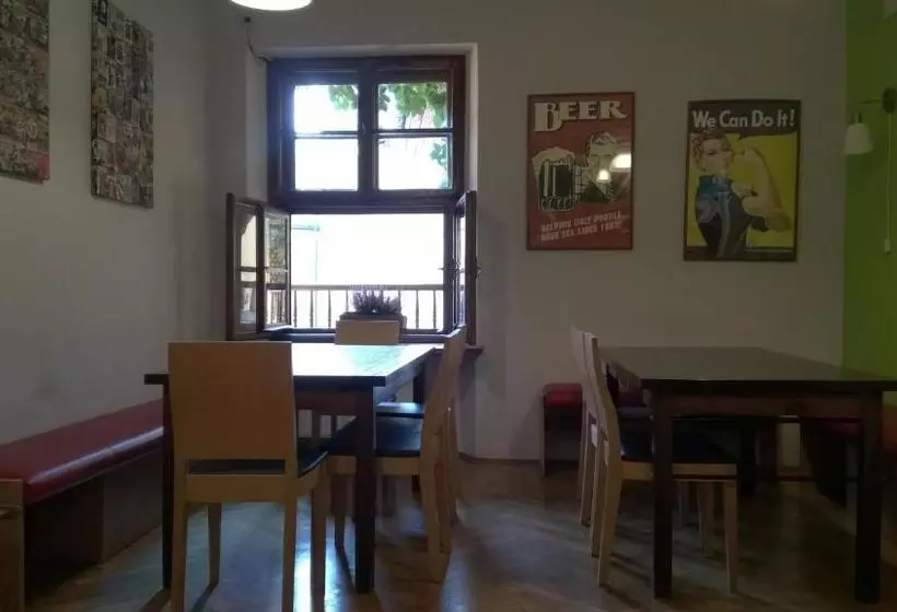 Intro Hostel