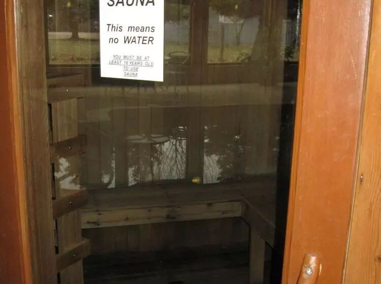 בית מלון כפרי Americinn By Wyndham Oscoda Near Ausable River