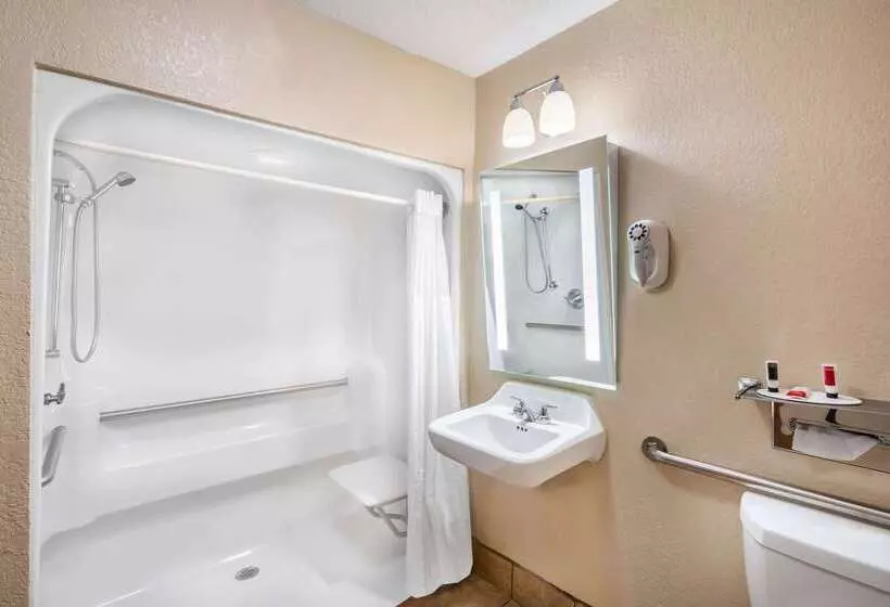 هتل Baymont By Wyndham Tupelo