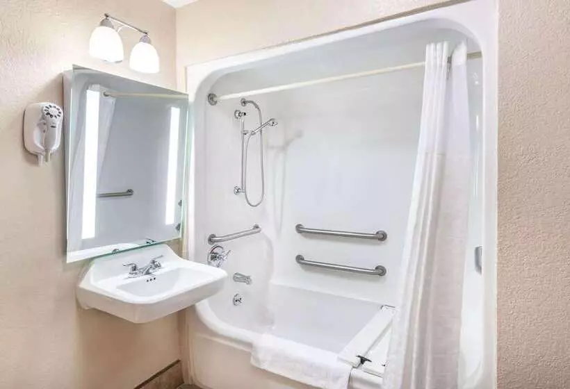 هتل Baymont By Wyndham Tupelo