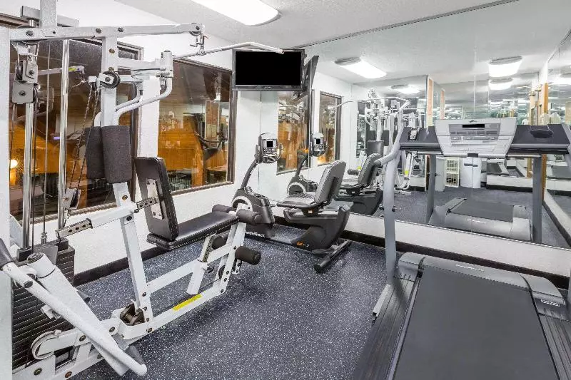 هتل Baymont By Wyndham Tupelo