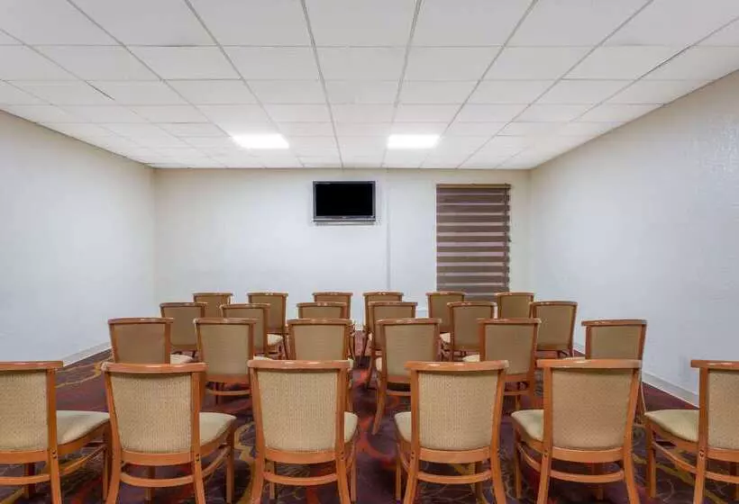 هتل Days Inn And Suites By Wyndham Hammond In