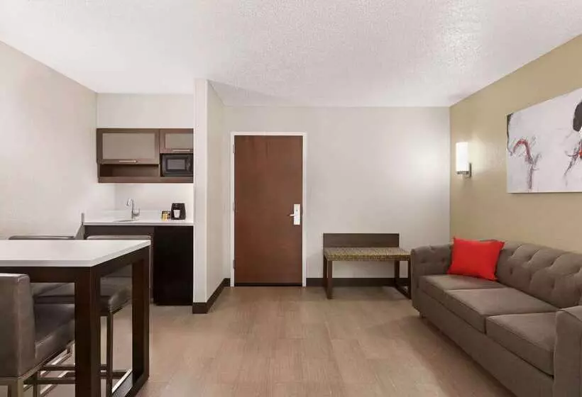 فندق Ramada By Wyndham Suites Orlando Airport